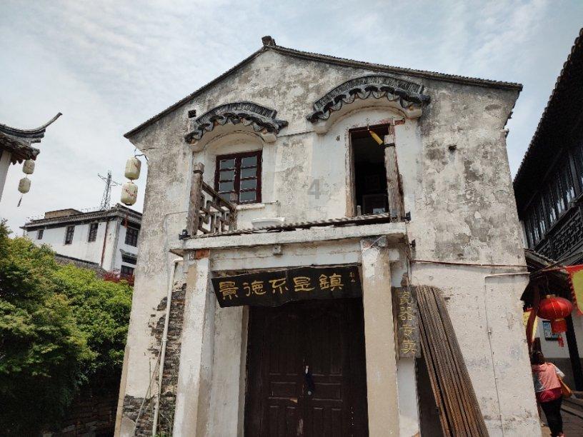 记者：巴萨国王杯出局后，拉波尔塔来到更衣室门口安慰球队